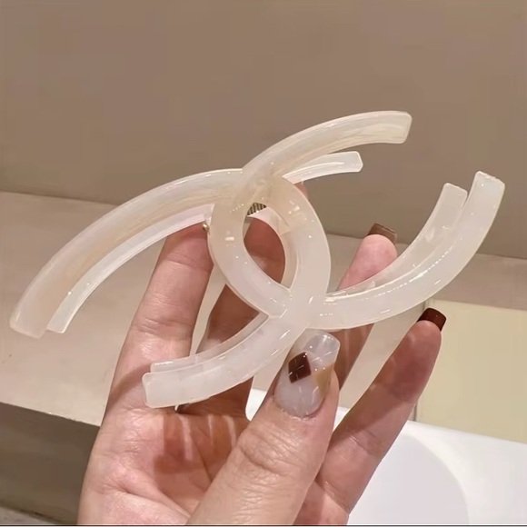 High Fashion Hair Claw Clips - Picture 2 of 4